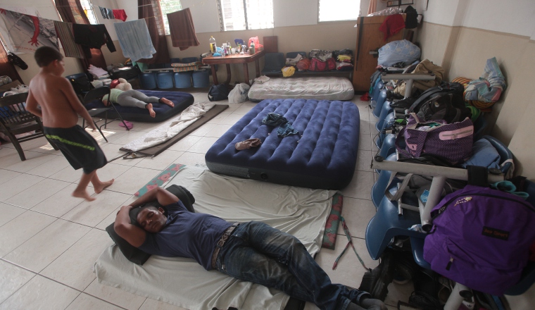 Los migrantes cubanos tienen que dormir en el piso. /Foto Archivo