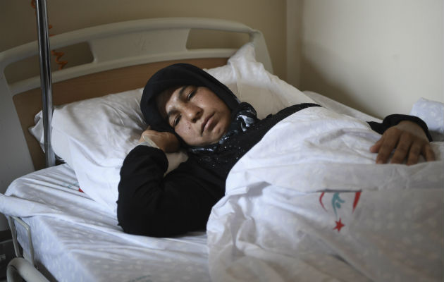 Mujer siria afectada por ataque químico. FOTO/AP