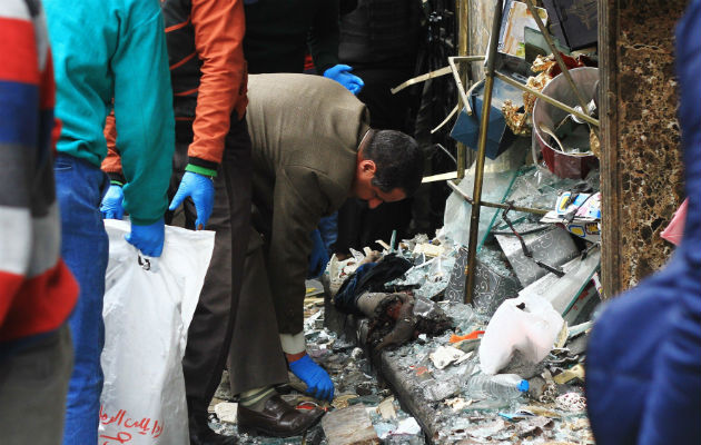 Revisan los daños causados por las explosiones en Egipto. FOTO/AP