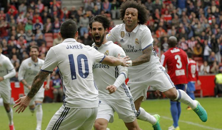 Isco (centro) fue la figura del partido, luego de marcar dos de los tres tantos del Real Madrid. EFE