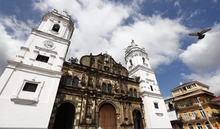 Un porcentaje de los visitantes busca poder conocer la historia que encierra varias iglesias coloniales en el país. ARchivo