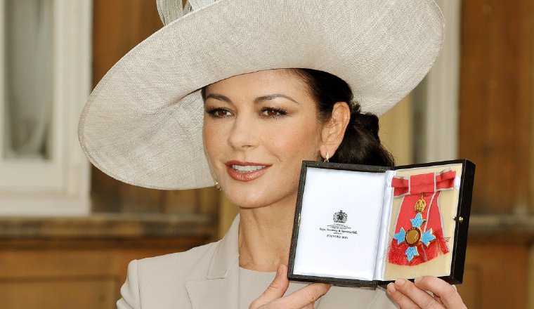 Catherine Zeta Jones: Michael Douglas le otorgó uno que le salió aproximadamente por 1 millón de dólares.