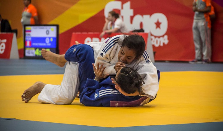 Kristine Jiménez (blanco) es la sangre nueva del Judo. /Foto Pandeportes