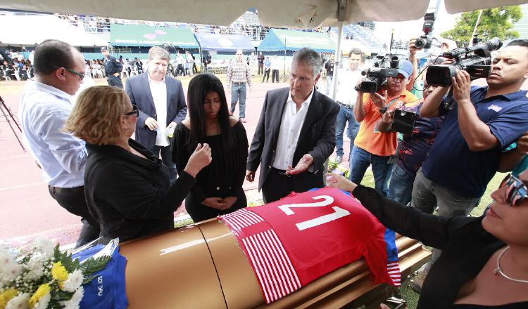 El futbolista colonense Amílcar Henríquez Espinoza fue despedido ayer con honores en Colón. /Foto Anayansi Gamez 