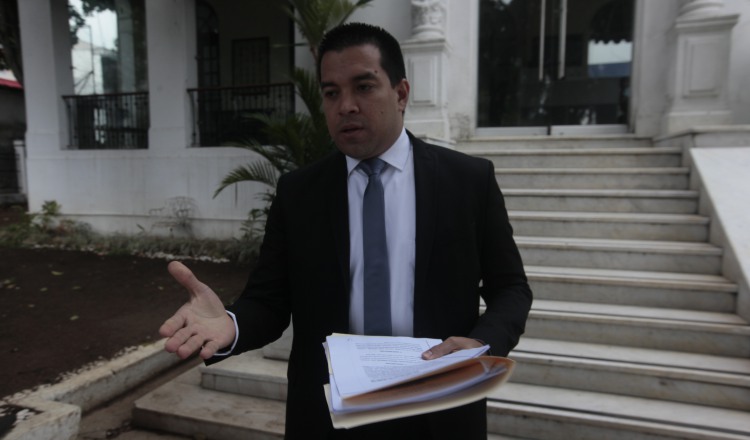 El abogado Luis Eduardo Camacho (hijo) asistió a la Procuraduría General de la Nación. /Foto Víctor Arosemena