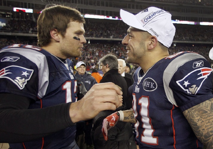 Hernández (dcha.) junto a Tom Brady. 