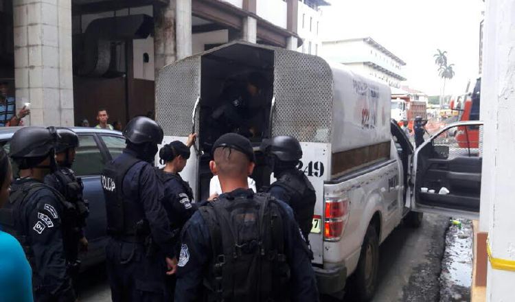 Durante la audiencia efectuada en el SPA de Colón se mantuvo una fuerte vigilancia policial. /Foto Delfia Cortez
