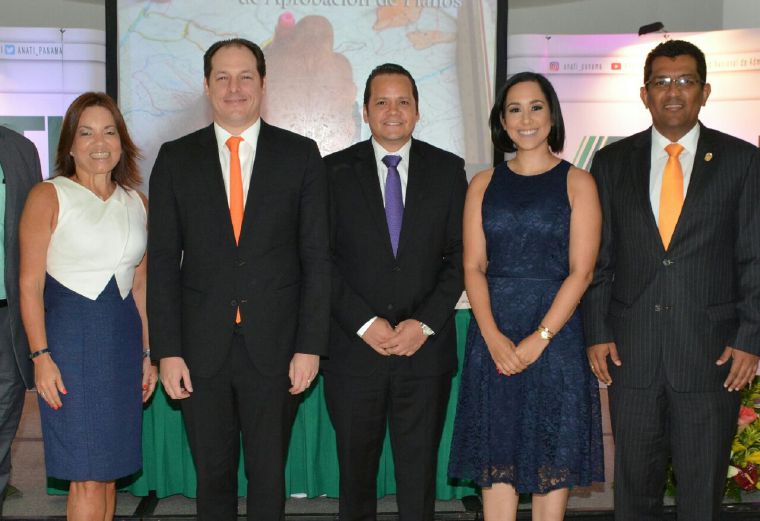5. Jennifer Champsaur, Carlos González, Efraín Medina, Alejandra Duclias y Emilio Sempris.