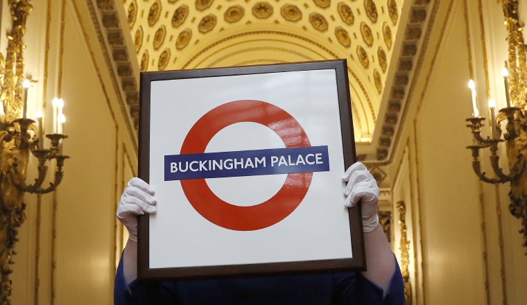 Recibió una placa como la del metro de Londres. Recibió una placa como la del metro de Londres.