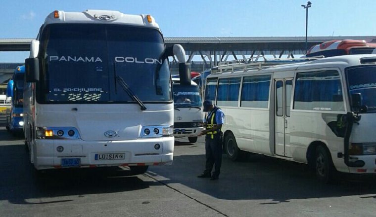 Inspeccionan en la terminal de Albrook. Inspeccionan en la terminal de Albrook. /Foto Cortesía