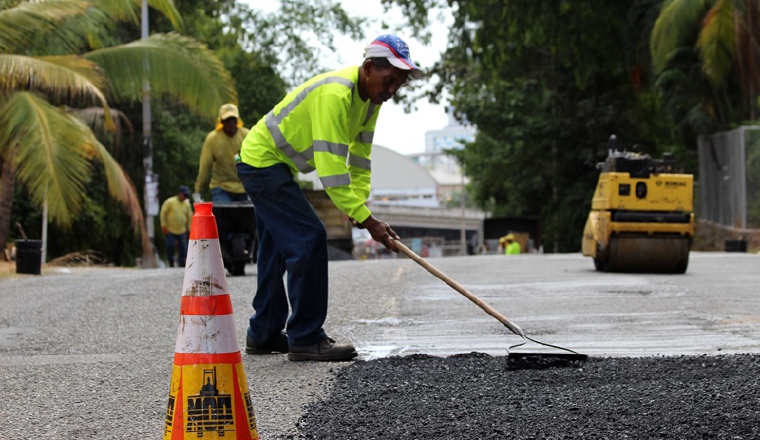 En la calle principal de Clayton se colocaron 50 toneladas de asfalto en los predios a la estación de la Policía Nacional y calles aledañas. Se contempla atender los accesos a la terminal de transporte de Albrook. Trabajos de reparación: En la calle principal de Clayton se colocaron 50 toneladas de asfalto en los predios a la estación de la Policía Nacional y calles aledañas. Se contempla atender los accesos a la terminal de transporte de Albrook.