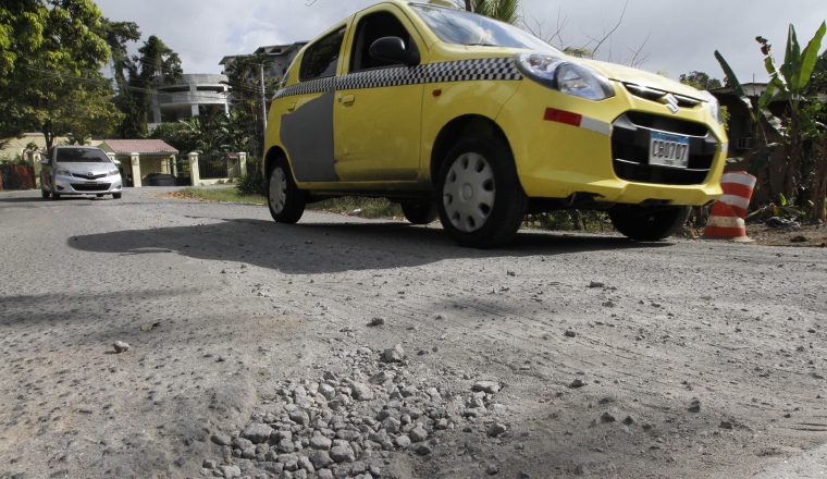 Daños a los autos: Caer en los huecos que hay en las calles ocasiona grandes daños a las partes esenciales del vehículo. Amortiguadores, las llantas, los brazos de suspensión, entre otros, son solo algunas de las piezas que resultan afectadas.
