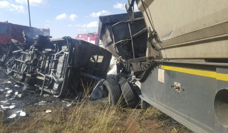 Se observa uno de vehículos calcinados después del accidente de tráfico en Pretoria (Sudáfrica). EFE