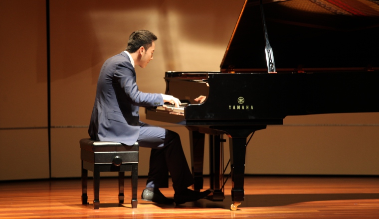 El joven pianista pone mucho sentimiento en cada presentación. El joven pianista pone mucho sentimiento en cada presentación.