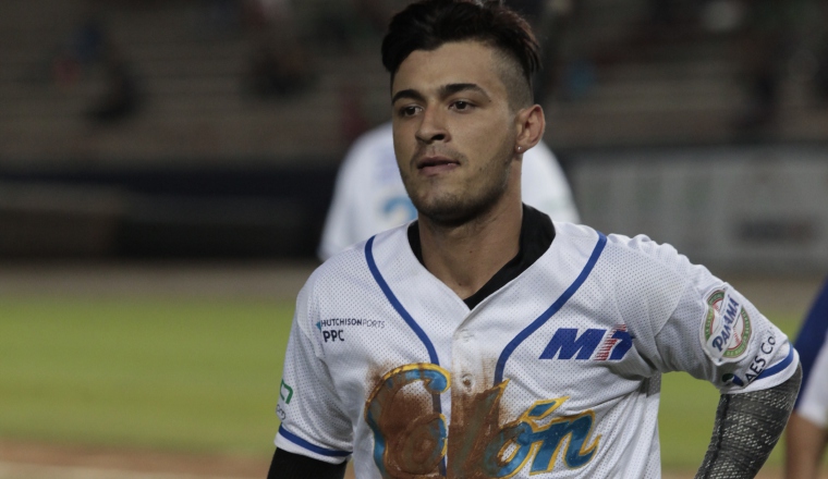 El campocorto santeño dejó gratos momentos en Colón, al ser oportuno con su bateo y brillar con grandes jugadas defensivas. Arosemena bateó para .389, con cinco carreras empujadas y cuatro anotadas en la final. Félix Arosemena fue la “Pesadilla”: El campocorto santeño dejó gratos momentos en Colón, al ser oportuno con su bateo y brillar con grandes jugadas defensivas. Arosemena bateó para .389, con cinco carreras empujadas y cuatro anotadas en la final. Anayansi Gamez