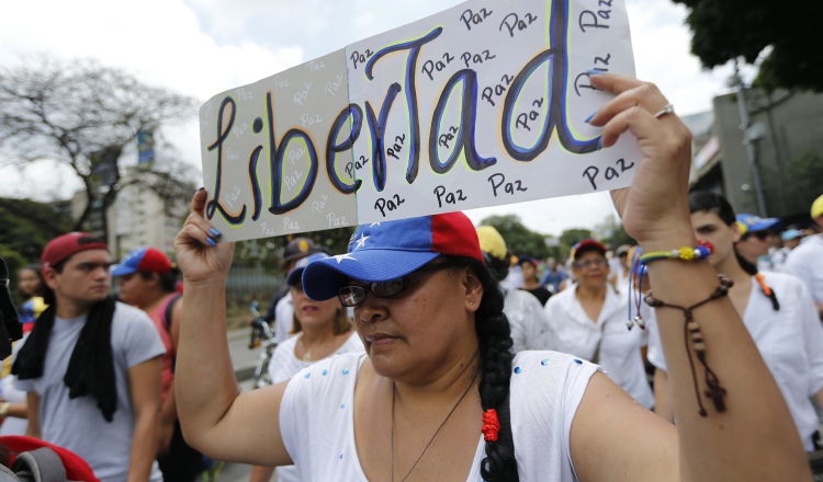 Ciudadanos venezolanos piden por la paz y la libertad en Venezuela. /Foto AP
