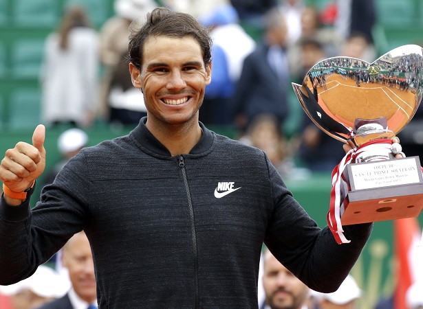 Nadal posa con su trofeo. Foto/AP