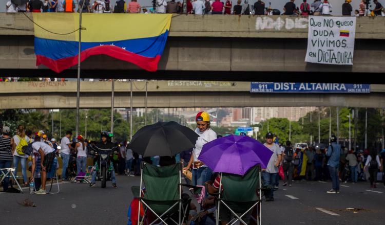 Un grupo de personas protesta pacíficamente en Caracas contra Nicolás Maduro. /Foto EFE