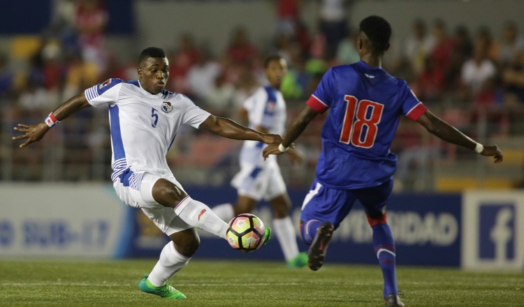 Édgar Cunningham, defensor del conjunto panameño Sub-17, disputa el balón con el haitiano Widny Salomon. /Foto Concacaf.com