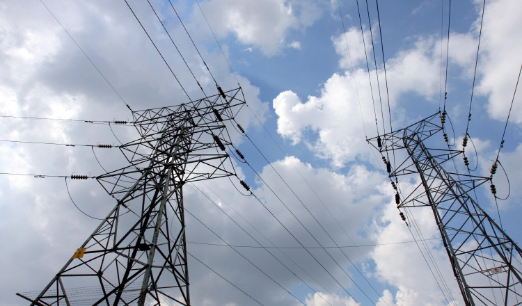 La transmisión de energía está restringida debido a la falta de una tercera línea de transmisión, que presenta atrasos en su ejecución. /Foto Archivo