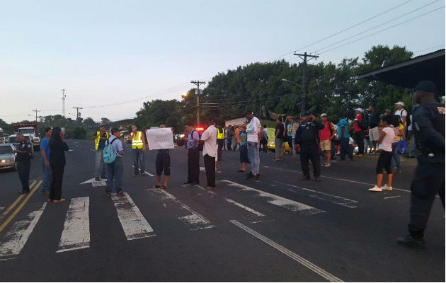 La medida fue vigilada por la policía. Foto: Delfia Cortez. 