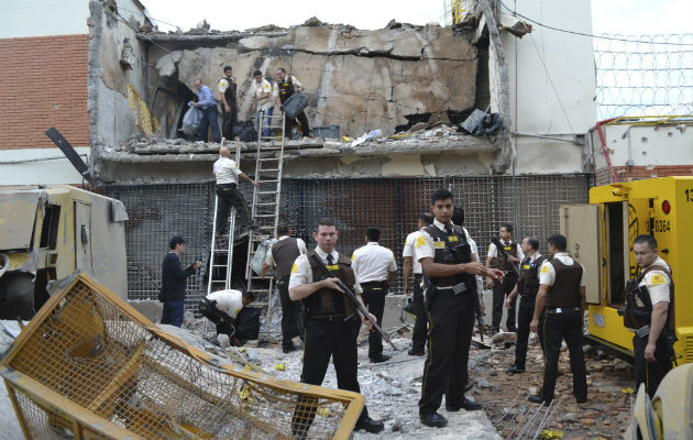 Inspeccionan una bóveda que los asaltantes explotaron en Ciudad del Este, Paraguay. FOTO/AP