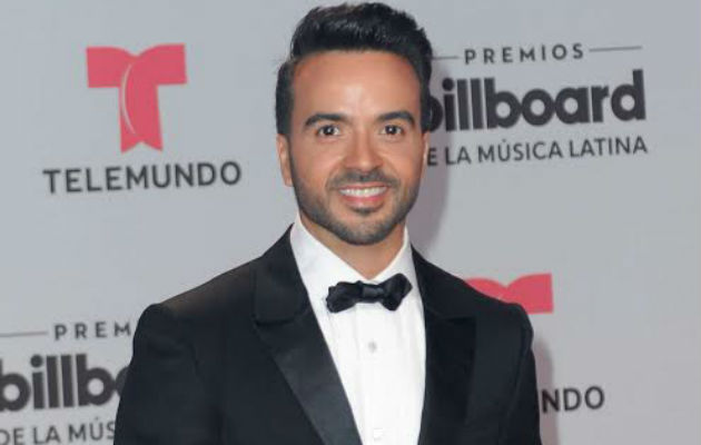 Luis Fonsi en un atuendo clásico