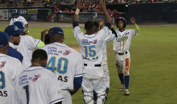 El pimentoso Edgar Muñoz (der.) anotó la segunda carrera de la escuadra colonense en el cierre del tercer capítulo. /Foto Anayansi Gamez