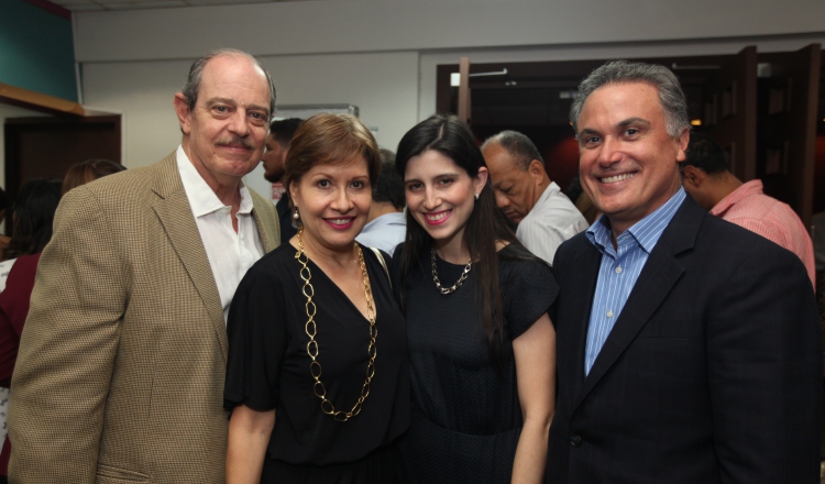 1. Eduardo Chiari, Ana Gabriela de Chiari, Ana Victoria Chiari y Rafael Moscarella.