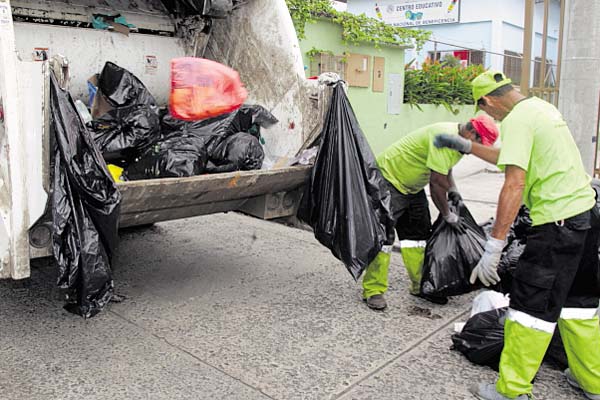 Servicios básicos: Los servicios básicos como suministro de agua, recolección de basura y transporte público son cuestionados día a día por los panameños que no ven una solución eficaz a su situación.