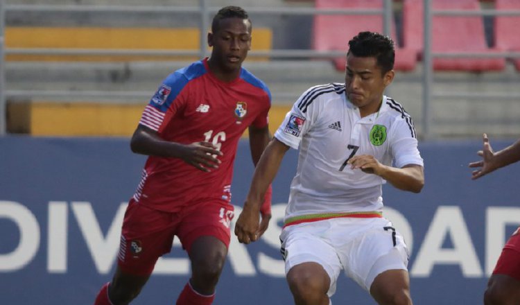 Aldair Cundumí (16) intenta tomar el balón para Panamá. /Foto Concacaf