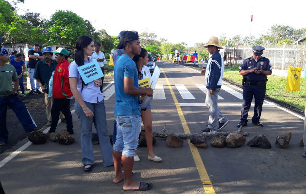 La protesta es vigilada por unidades de la policía. Fotos: Melquíades Vásquez. 