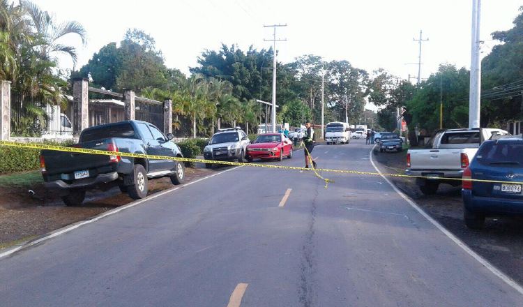 Un policía acordona el área en la barriada Francisco Clark, en David, donde hirieron al transportista. José Vásquez