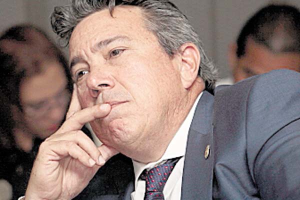 Ministro Ramón Arosemena acepta sarcasmo y pide unas disculpas