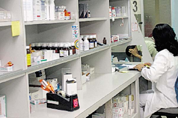Denuncian que extranjeros acopian medicamentos y los envían al exterior