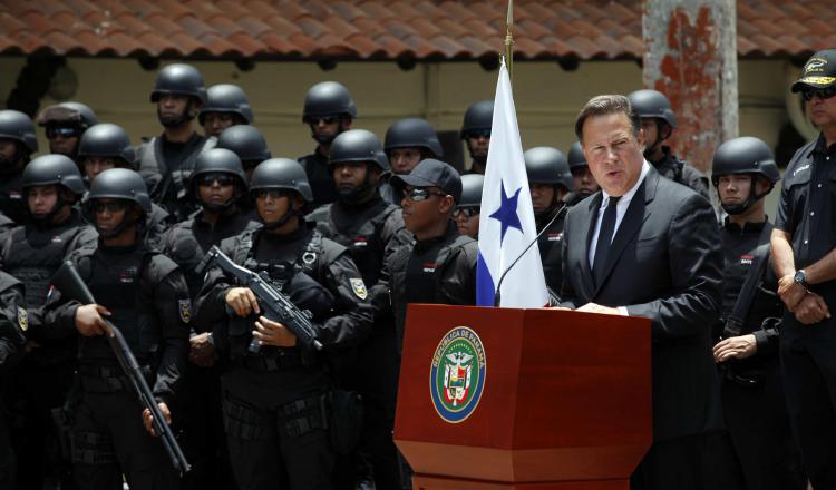 El presidente Juan Carlos Varela, junto al equipo que integra la Fuerza de Tarea Conjunta Águila. 