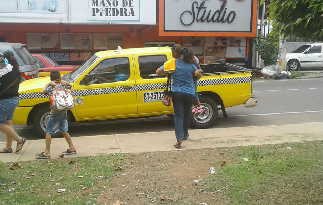 Sus padres invierten en pasaje de autobús y taxis. Foto: Eric Ariel Montenegro. 