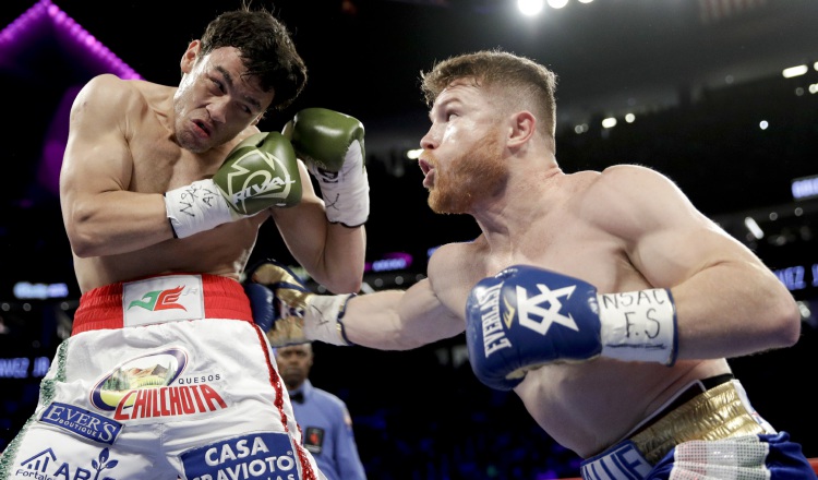 'Canelo' Álvarez propinó una golpiza a Chávez Jr. (izq.)., el pasado sábado en Las Vegas. AP 