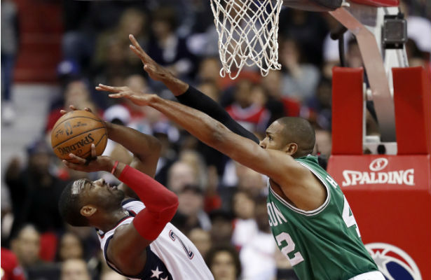John Wall intenta lanzar a la canasta./ Foto AP