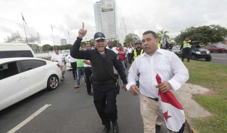 El director de Operaciones del Tránsito, Javier Fanuco, durante las protestas del día de ayer. /Fotos: Víctor Arosemena