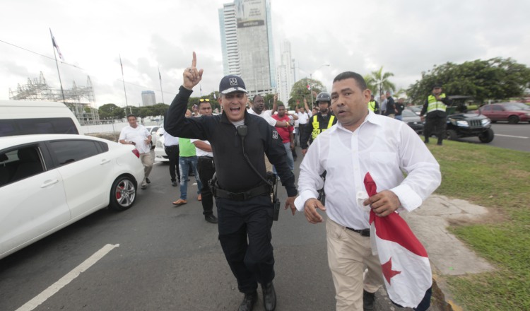 El director de Operaciones del Tránsito, Javier Fanuco, durante las protestas del día de ayer. /Fotos: Víctor Arosemena 