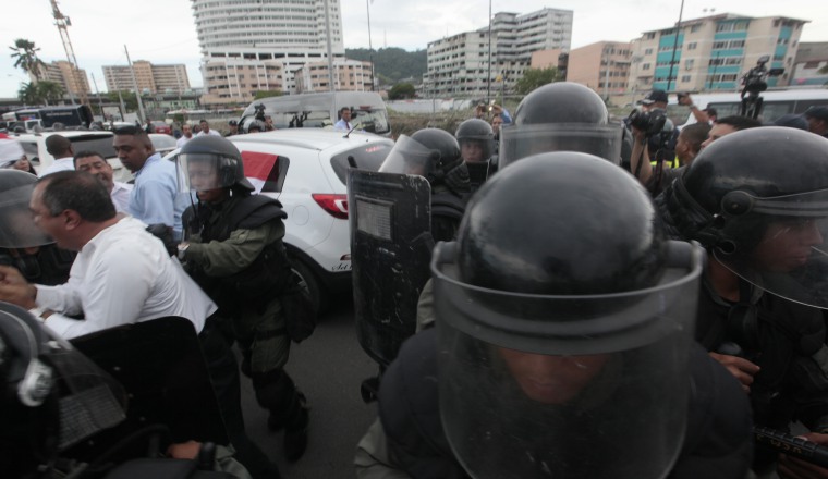 Forcejeo entre antimotines y transportistas.