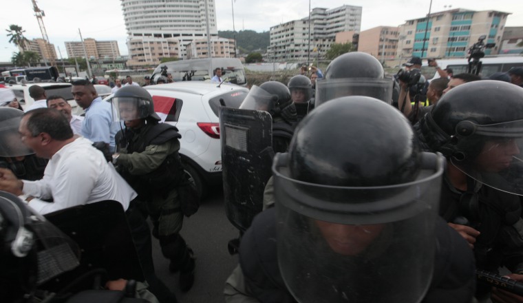 Forcejeo entre antimotines y transportistas. 