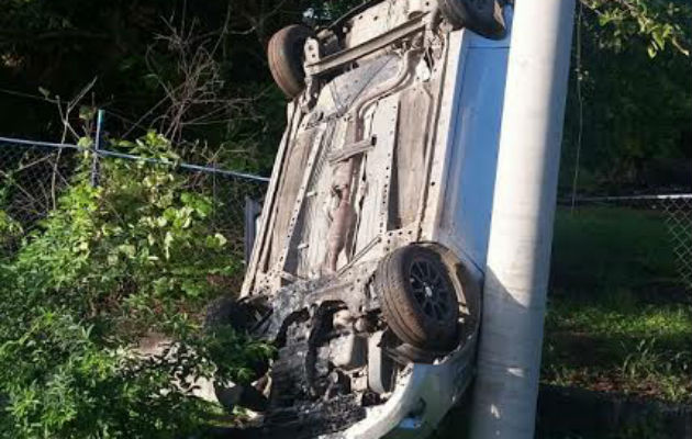 El auto quedó al lado de un poste de tendido eléctrico. Foto: José Vásquez. 