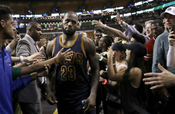 LeBron James anotó a placer en la primera mitad y los Cavs edificaron una delantera de 26 puntos./ Foto AP