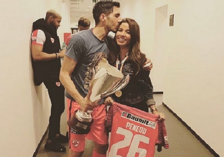 Penedo junto a su esposa. 