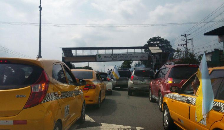 Los autos portaban banderas de la provincia de Colón. Los autos portaban banderas de la provincia de Colón. /Foto Delfia Cortez