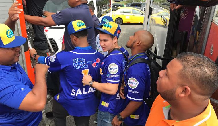 Los jugadores subiendo al carro bomba. Los jugadores subiendo al carro bomba. /Foto Delfia Cortez