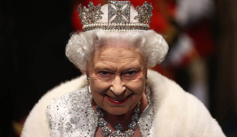Isabel II debe aprobarla. Isabel II debe aprobarla.