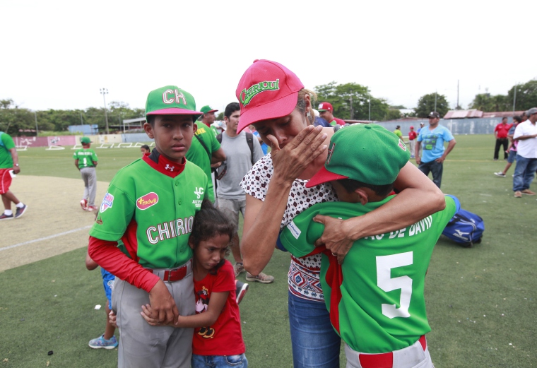 Los padres consolaron y felicitaron a sus hijos. Los padres consolaron y felicitaron a sus hijos.